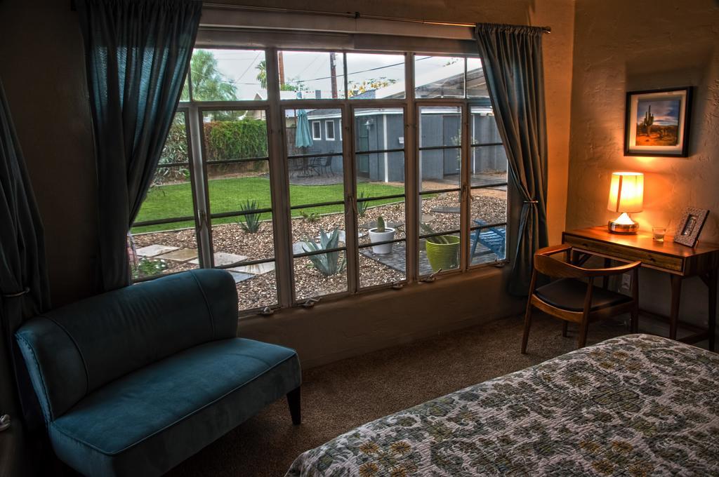 The Charming Bungalow Phoenix Room photo