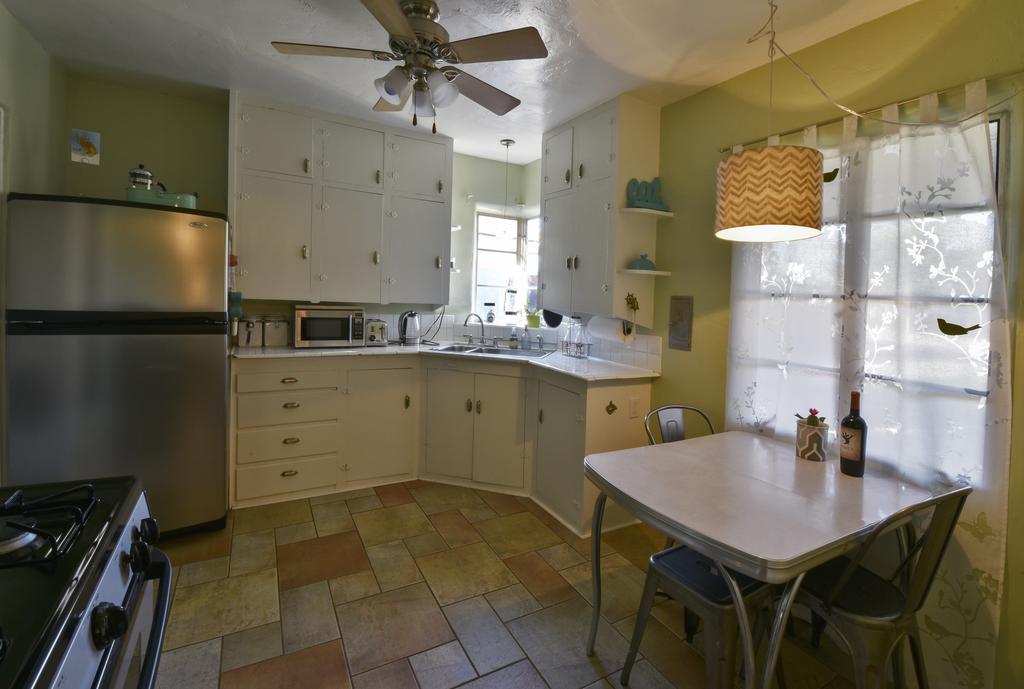 The Charming Bungalow Phoenix Room photo